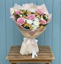 Букет цветов из:  Гвоздики, Орхидеи и Розы в Осеченки