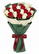 Букет Микс из красных и белых роз в Осеченки
