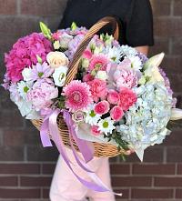 Композиция солнечный день в Осеченки Цветочная композиция из Розы, Хризантемы, Пионы и Лизиантусы в корзине в Осеченки