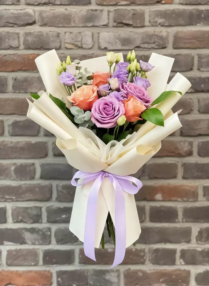 Букет цветов из: Лизиантусы и Розы в Осеченки