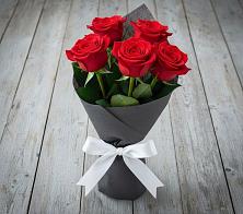 Букет 5 Красных роз Эдлесс Лав в Осеченки