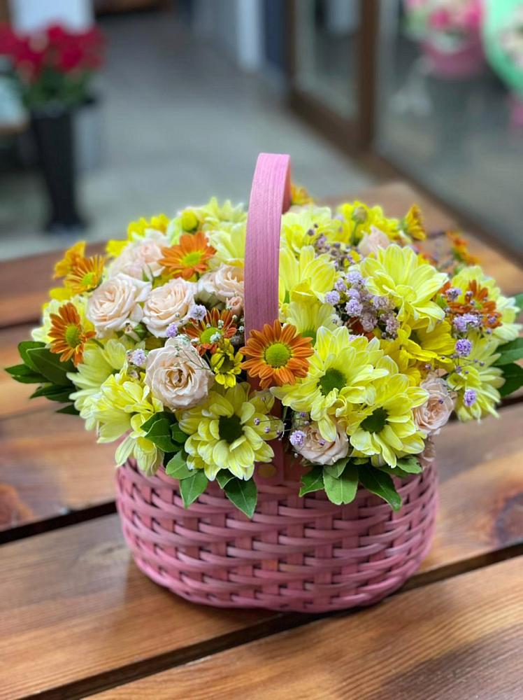 Цветочная композиция из Хризантемы и Розы в корзине в Осеченки