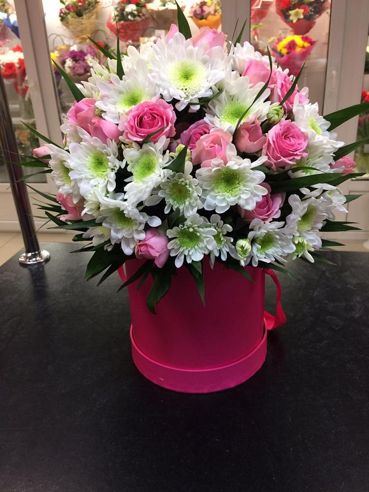 Цветочная композиция из Розы и Хризантемы в шляпной коробке в Осеченки