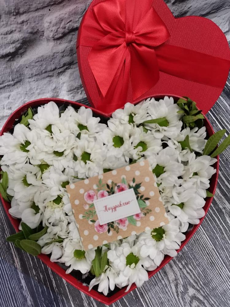 Цветочная композиция из Хризантемы в виде сердца в Осеченки