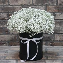 Цветочная композиция из Гипсофила в шляпной коробке в Осеченки