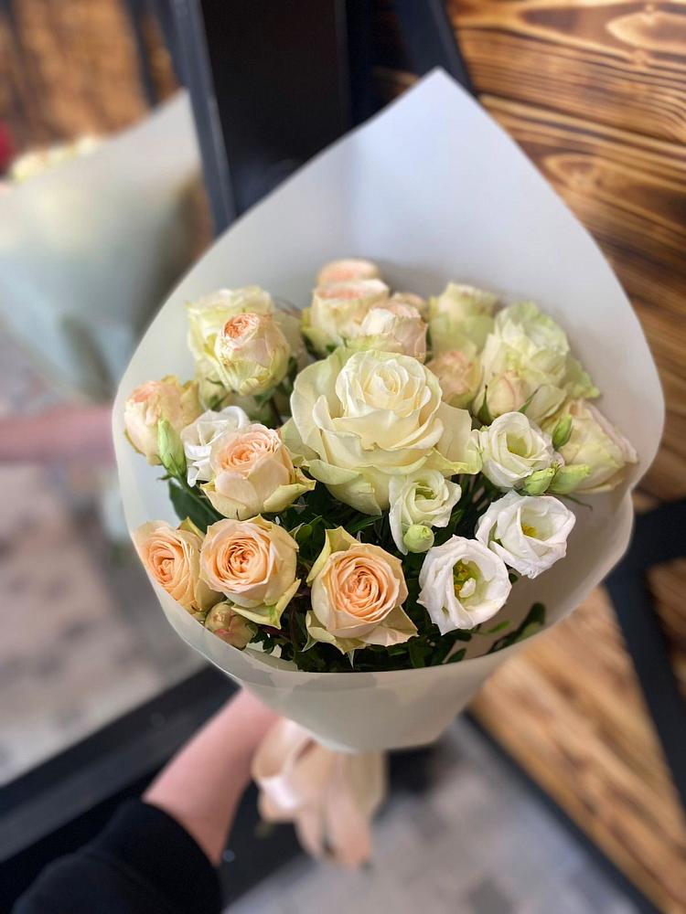 Букет цветов из: Розы и Лизиантусы в Осеченки